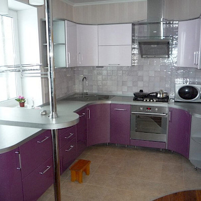 Угловая кухня с гнутыми фиолетовыми фасадами