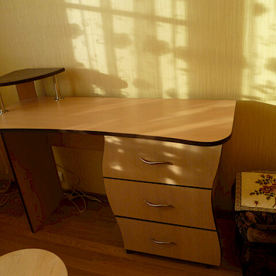 Фигурный письменный стол с подставкой под монитор